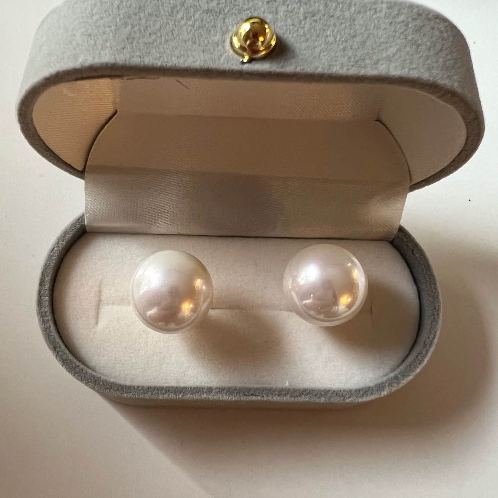 Faux Pearl earrings studs. Large size about 14mm.